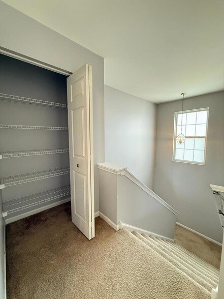 Building Photo - 1624 Fieldstone Dr N