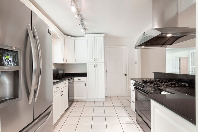 Building Photo - Spacious 3 beds & 3 Full Baths in Woodland...