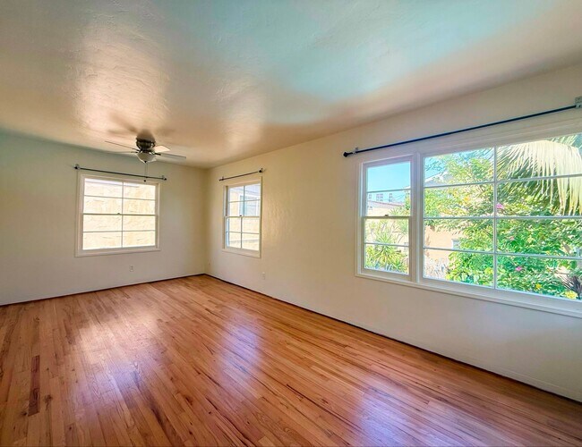 Building Photo - 4821 Del Mar Ave