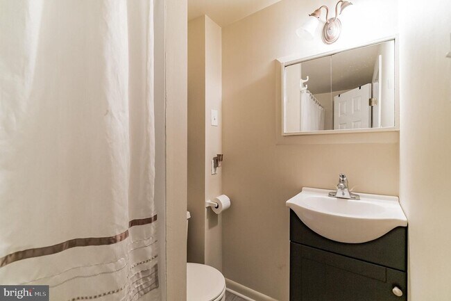 Building Photo - Spacious 3-Bedroom Home with Deck and Bonu...