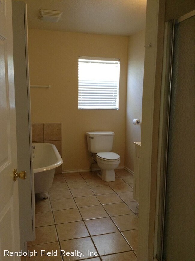 Building Photo - 2 br, 1.5 bath House - 215 W. SCHULZ