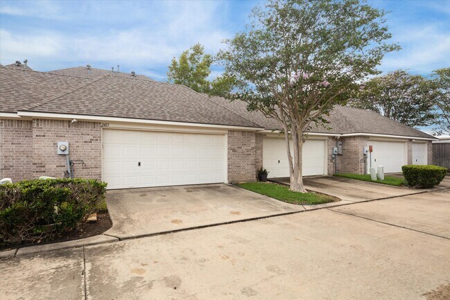 Building Photo - 2403 Clippers Square