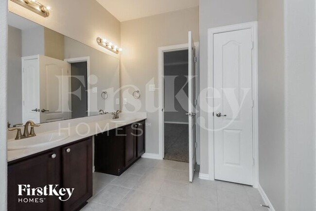 Building Photo - 10107 Stone Briar Dr