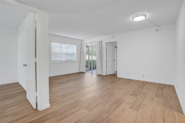 Building Photo - 1560 SE Royal Green Cir