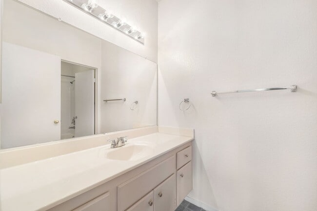 Building Photo - Resort-Style Condo Living in the Heart of Green Valley!