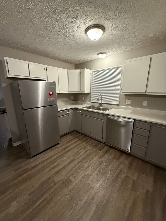 Building Photo - Beautiful 3-Bedroom Townhouse