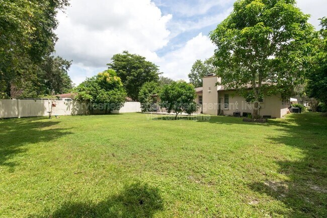 Building Photo - 423 Whispering Oaks Ct