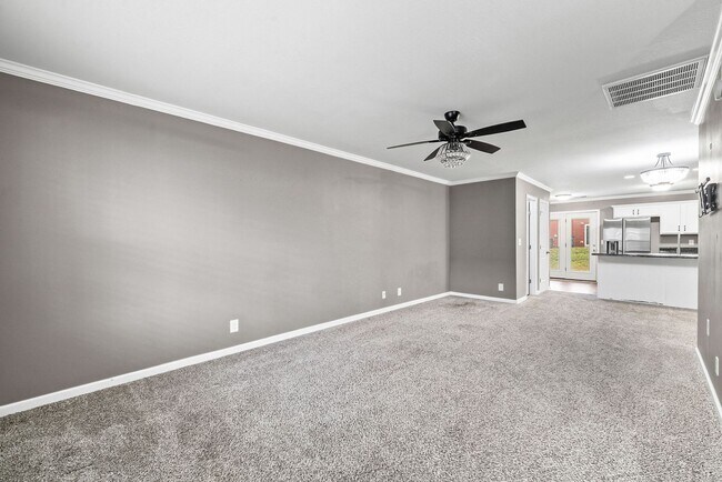 Building Photo - 2 Bedroom Pet Friendly Condo For Rent Near Beachaven Vineyard!