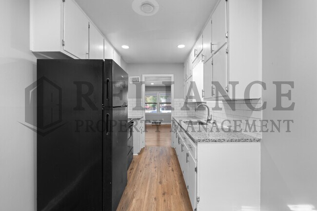 Building Photo - 2042 S Pinecrest St