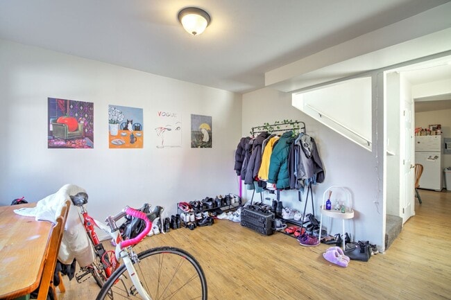 Building Photo - 8 Bedroom home in the Heart of the U-district