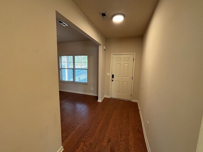 Building Photo - 1322 Ingersoll Dr