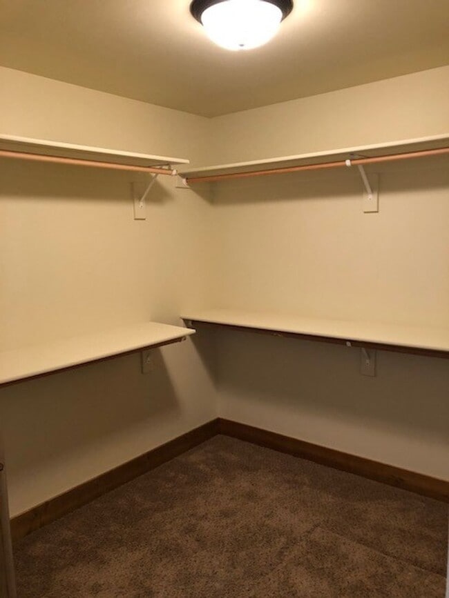 Building Photo - Comfortable Living in the Heart of Valley ...