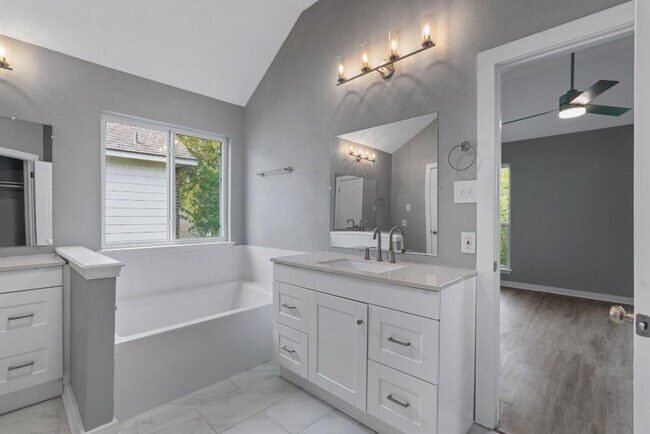 Building Photo - 700 Creekmont Dr