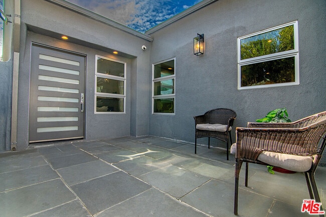 Building Photo - 307 S Citrus Ave