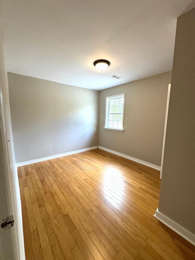Building Photo - A must see country home 15 minutes to the ...