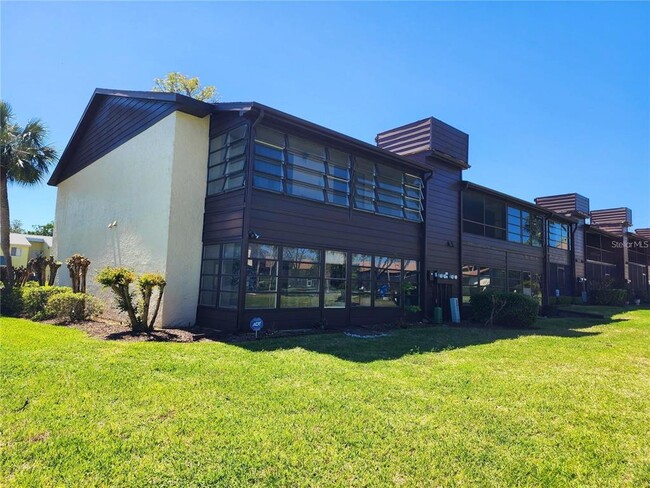 Building Photo - 552 Fairways Dr