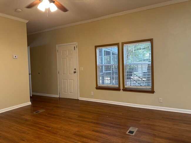 Building Photo - 832 Cross St