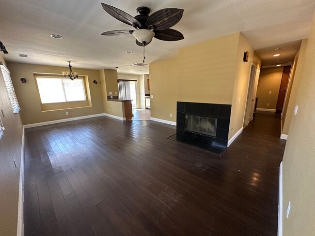 Building Photo - Welcome to this 4 bed 2 bath home!