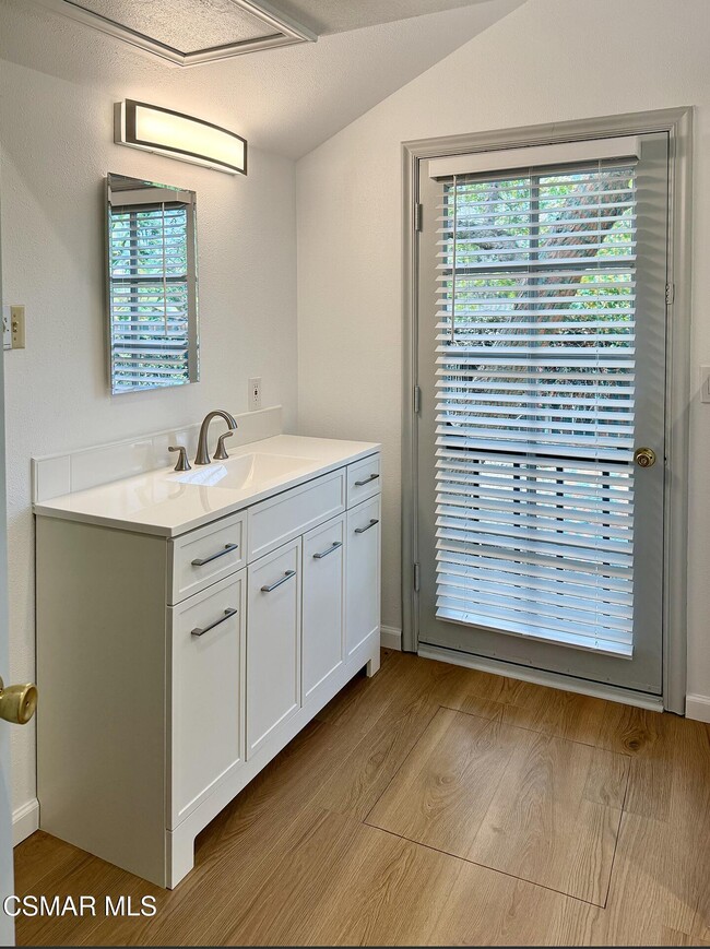 Building Photo - 1391 E Hillcrest Dr