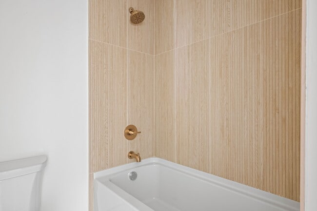 Building Photo - 40-40 Isabella St