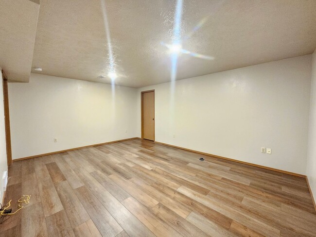 Building Photo - 6902 N Old Fort Dr