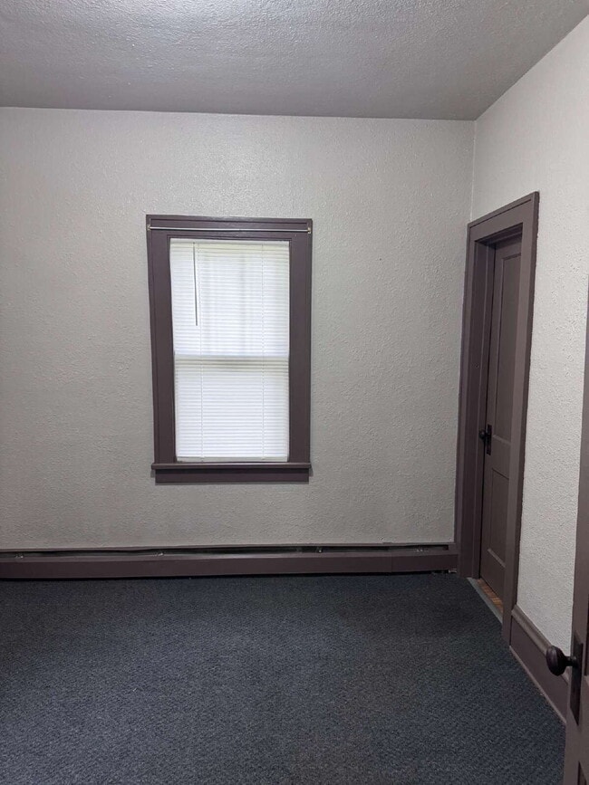 Building Photo - "Charming 3-Bed Home with Granite Elegance...