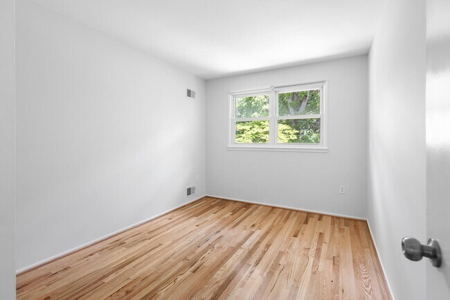 Building Photo - 1222 Noyes Dr