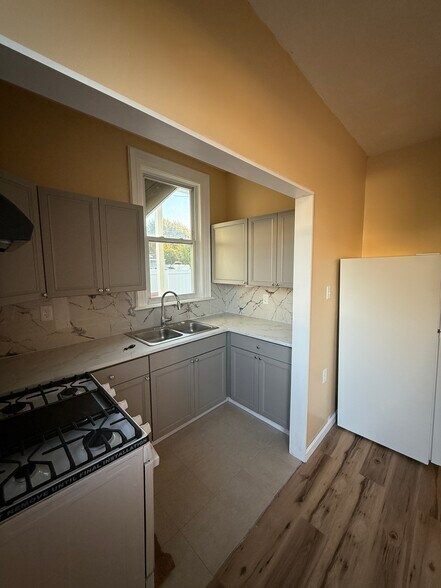 Building Photo - 860 Mineral Spring Ave