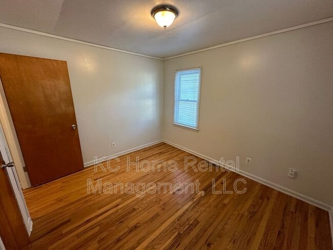 Building Photo - 5911 Farley Ave