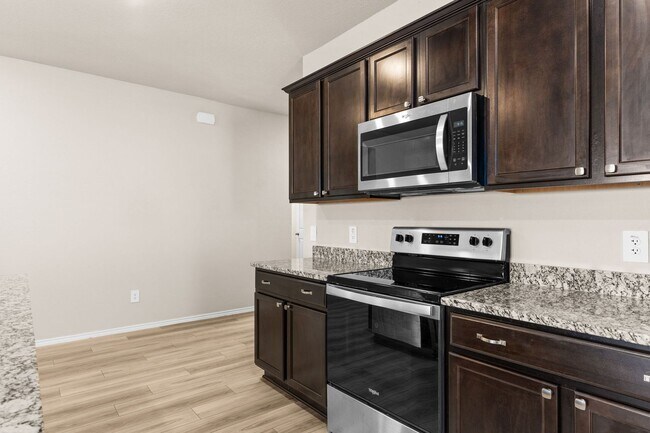 Building Photo - 4 bedroom 2 bath in Creekside Hills with Pool Access