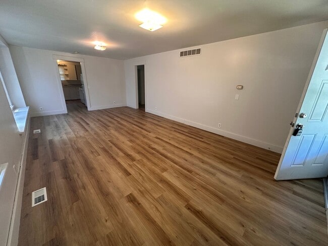 Building Photo - $895 - 2 bedroom/ 1 bathroom - Single Fami...