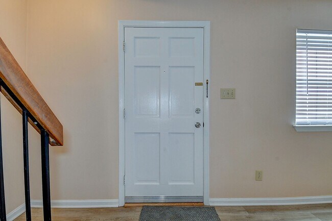 Building Photo - TOWNHOME FOR RENT - HAMPTON!