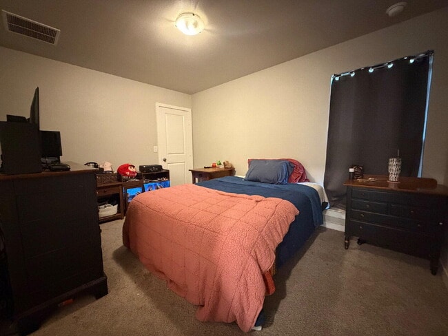 Building Photo - 2911 Bryan Ave