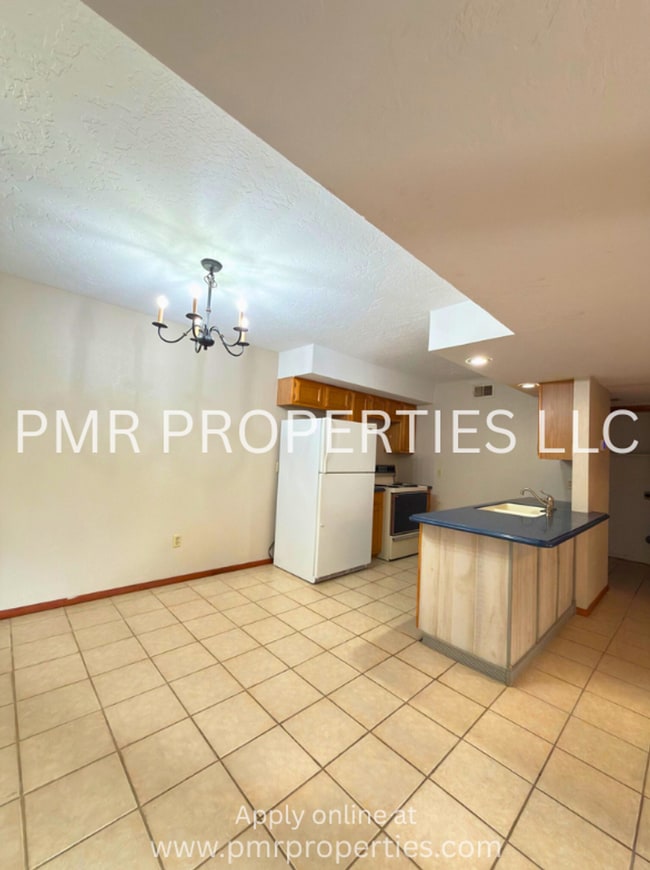 Building Photo - 2 Bedrooms/2 Bathrooms Apartment