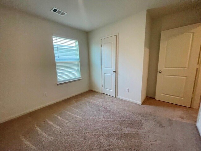 Building Photo - 305 Cres Park Dr