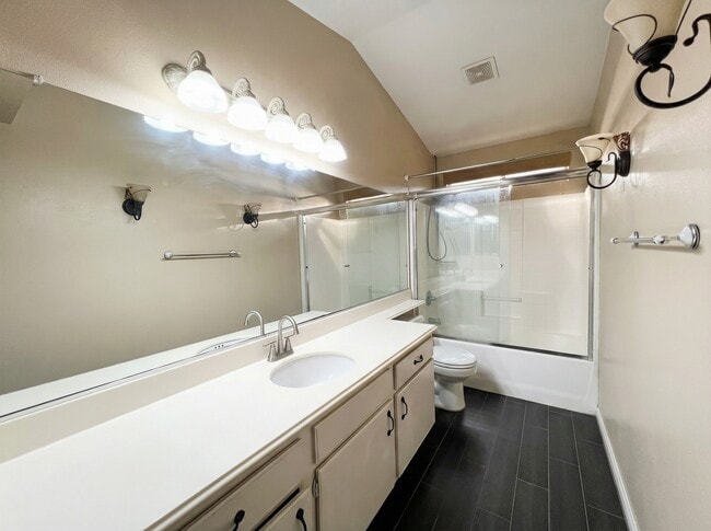 Building Photo - 1829 Mirador Dr