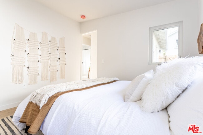 Building Photo - 372 N Ave 53