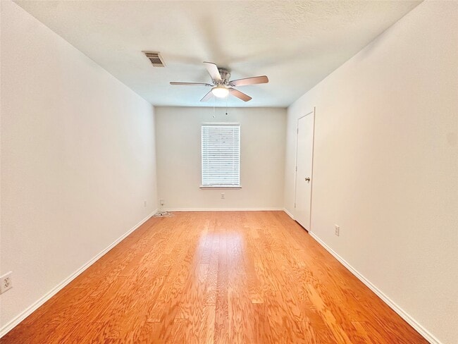 Building Photo - 8223 Golf Green Cir