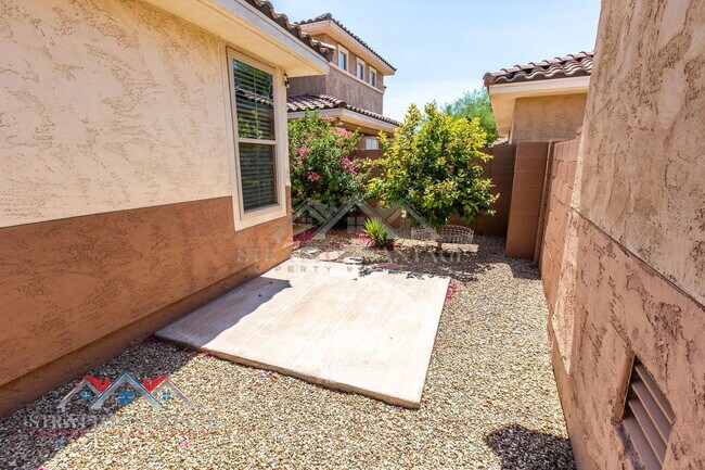 Building Photo - 13562 W Cypress St