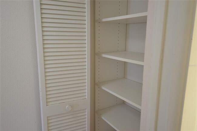 Building Photo - 209 Woodlake Wynde