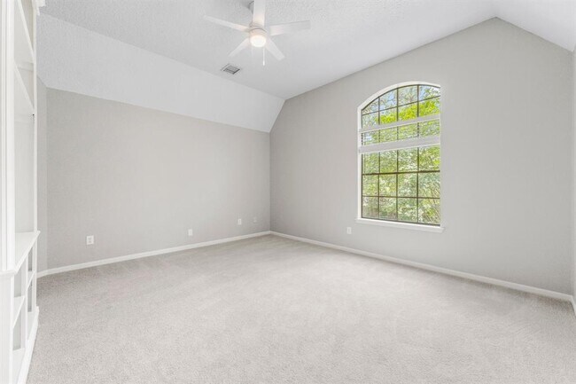 Building Photo - 6 Woodmere Pl