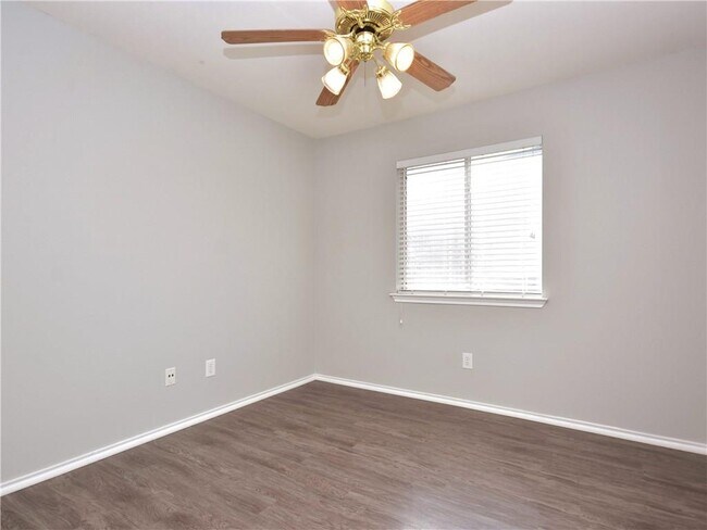 Building Photo - 607 Washington Square Dr