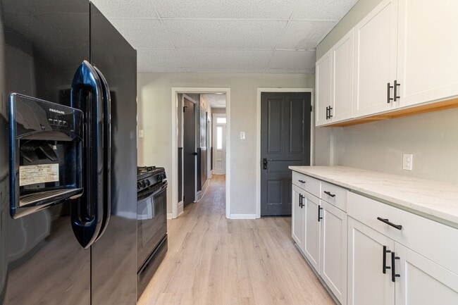 Building Photo - 3 bed 1.5 bath - freshly updated top to bottom, dishwasher, laundry, off street parking