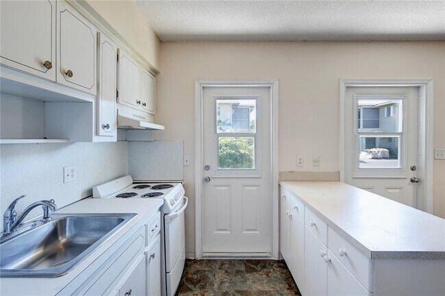 Building Photo - 2115 NE 42nd Ct