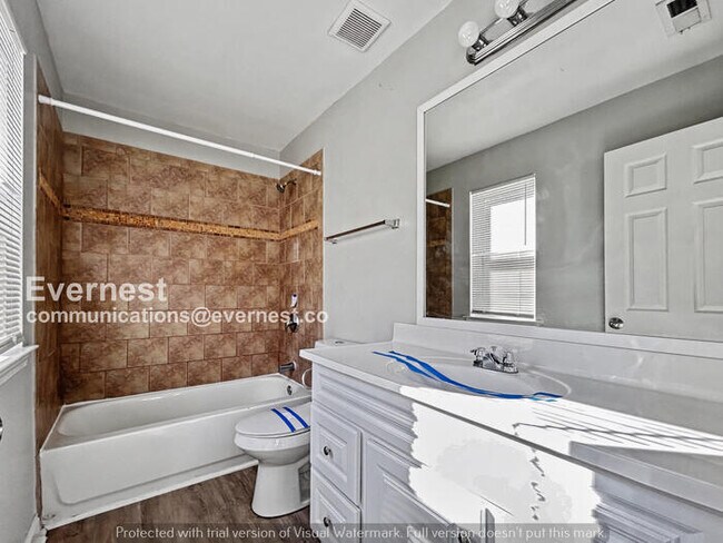 Building Photo - 3 Bed, 2.5 Bath Home with Off-Street Parking / Pet-Friendly / Available Now!