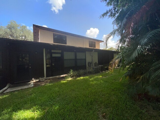 Building Photo - 2 Bedroom 2.5 Bath 2 Story Townhome AVAILA...