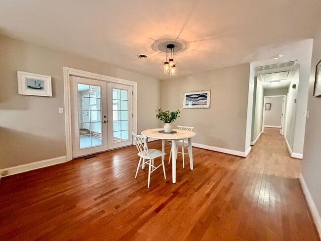 Building Photo - Recently Updated 4-Bedroom Ranch Home w/a 2 Bedroom Guest Cottage! Ready 05-01-26! Pet Friendly Home