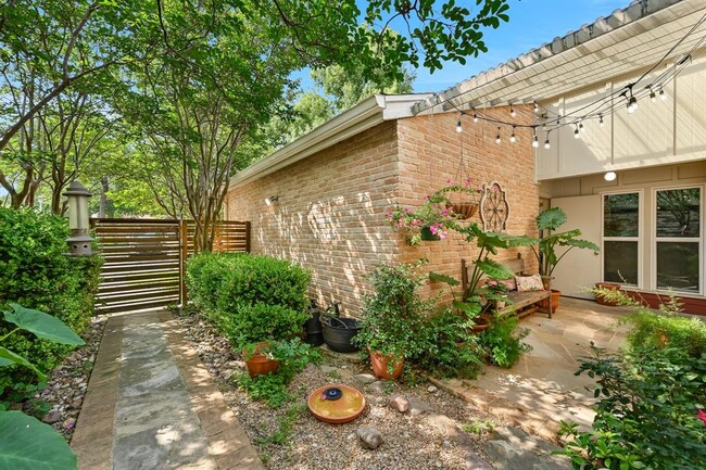 Building Photo - 7921 Ridgeline N