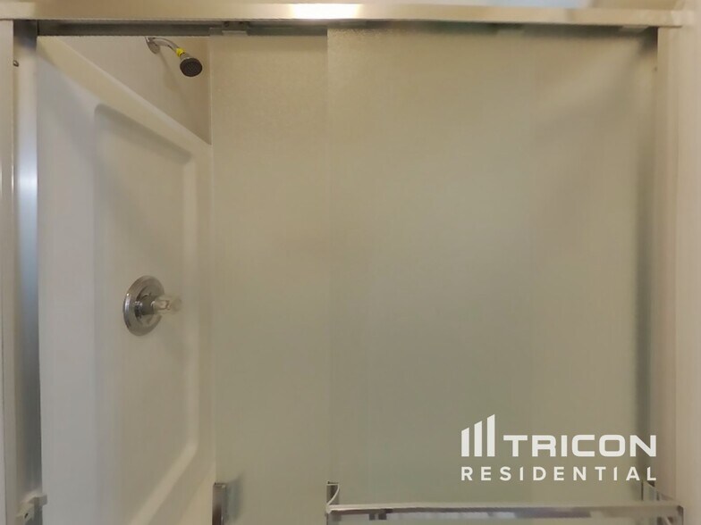 Building Photo - 1115 Legend Oak Dr