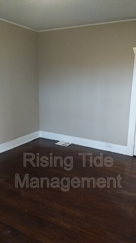 Building Photo - 200 9th Ct W